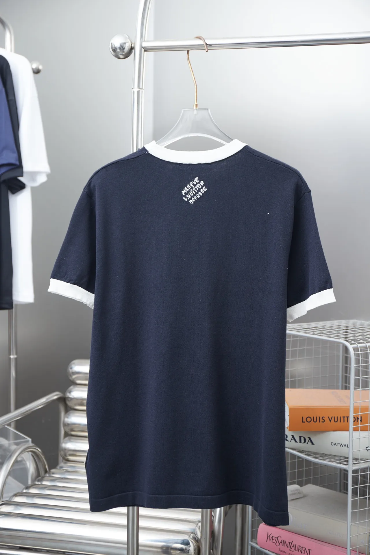 🅿️210 Louis LV 25ss new early spring short-sleeved sunflower floral knitted short-sleeved light luxury essential item for daily commuting for men and women Correct version Welcome to compare Detailed features · High-viscosity cotton material, high-count cotton added, dry and avoid stuffiness · Jacquard rose embroidered sunflower pattern, letter jacquard logo on the back · Double-needle cross-stitching process · Original main mark, washed tag, branded moisture-proof paper packaging Color: royal blue Size: S/M/L/XL